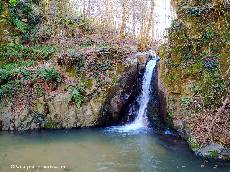 Foto de una cascada pequeña